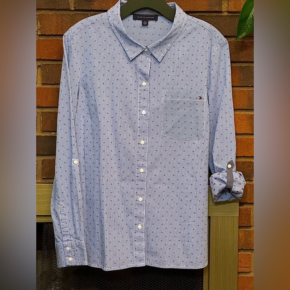 🛍️ Tommy Hilfiger button down rolled up sleeve shirt with excellent condition.